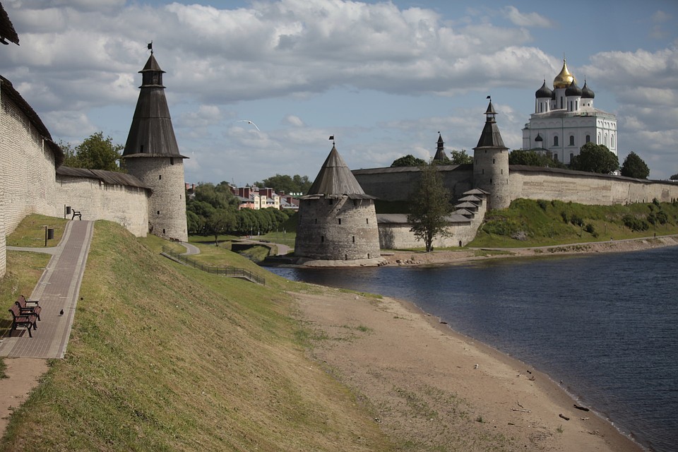 Пройтись вдоль крепостных стен - удовольствие. Фото: Андрей СТЕПАНОВ