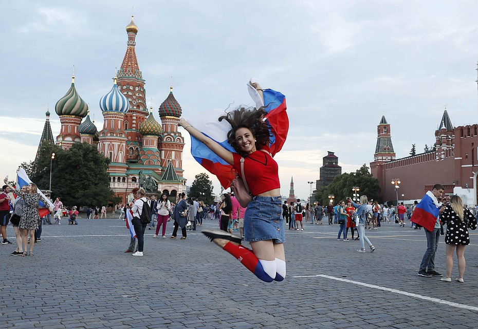 На улицах Москвы празднуют волевую победу национальной сборной Фото: REUTERS