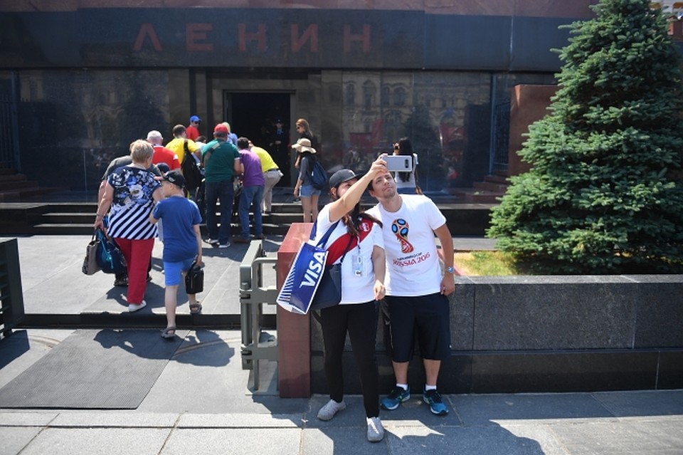 Футбольные болельщики, приехавшие на чемпионат мира по футболу, у входа в мавзолей Ленина Фото: Виктор ГУСЕЙНОВ