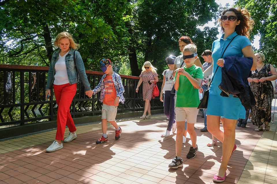 На первую экскурсию ребята пошли парами: каждого невидящего сопровождал зрячий сверстник. Фото: Артем КИЛЬКИН