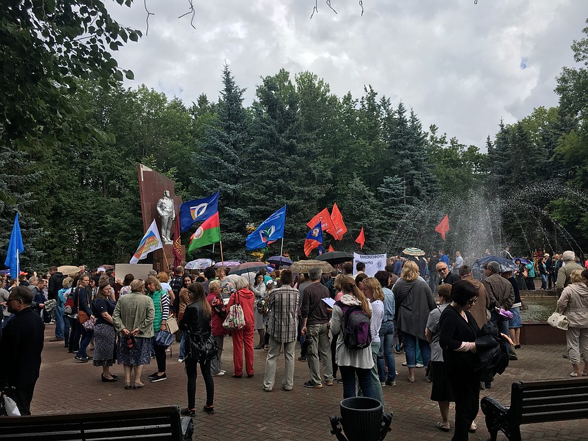 Люди стояли несмотря на дождь