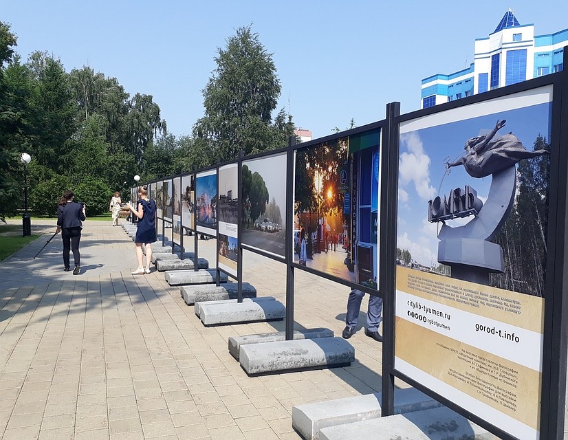 На выставке представлено около 100 фотографий