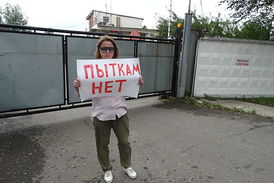 У стен колонии проходят одиночные пикеты. Журналисты и активисты требуют публичного расследования Фото: Роман РЫЖИКОВ