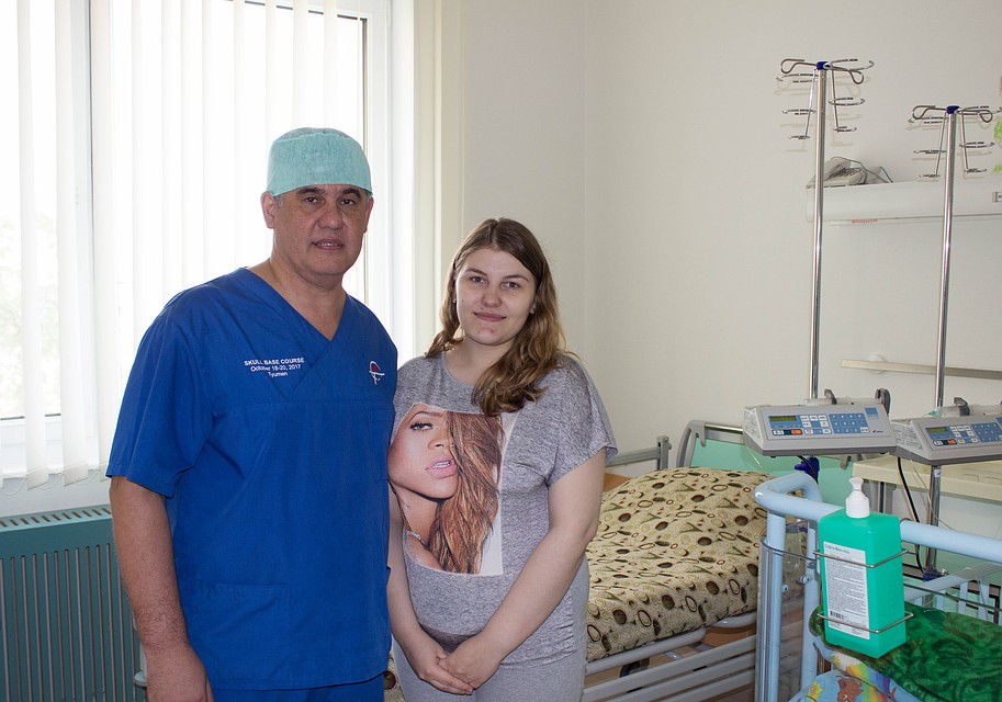 Счастливая мамам смогла лично поблагодарить Альберта Суфианова за успешную уникальную операцию. Фото Тюменского нейроцентра