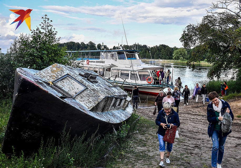 Теплоход причалил к турбазе «Сокол». Фото: Виктор ГУСЕЙНОВ