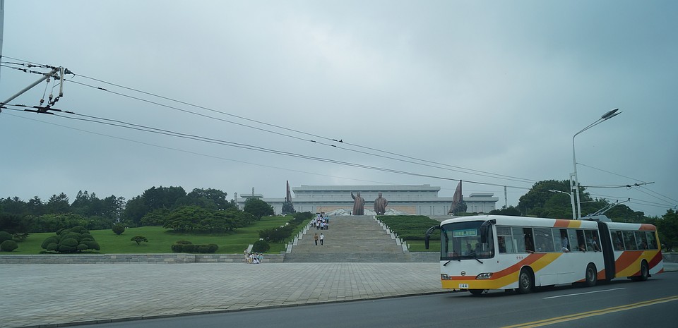 Столица парков, монументов и троллейбусов. Фото: Александр СЫРЦОВ