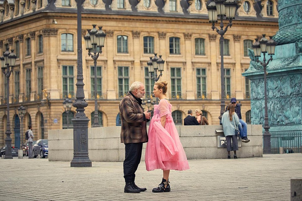 Ким Бодниа, известный по сериалу "Мост", играет агента, присматривающего за Вилланель Фото: кадр из фильма