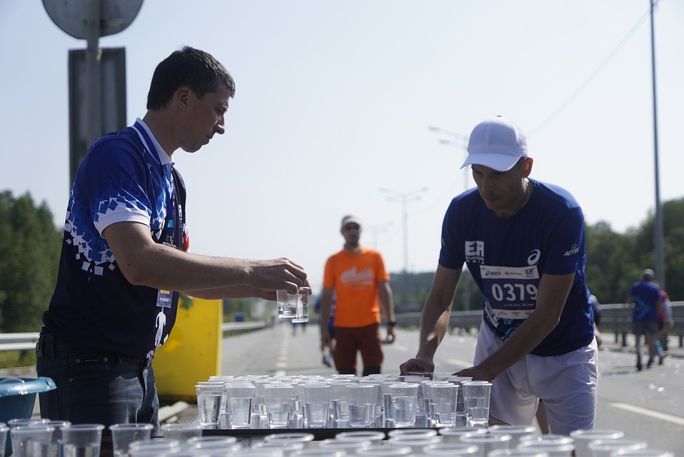 На улице очень жарко, поэтому на пунктах выдачи воды ее быстро разбирают Фото: Алексей БУЛАТОВ