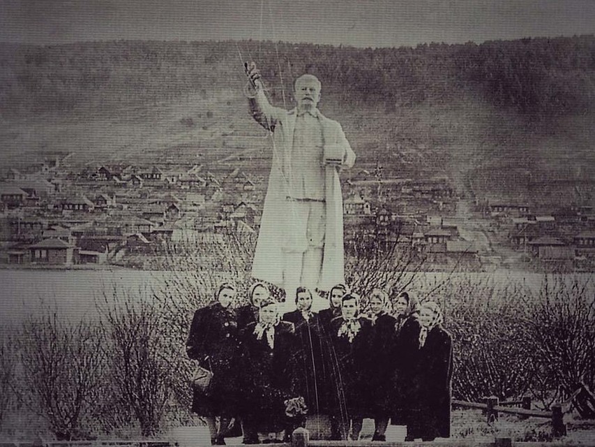 Когда-то памятник стоял в городском парке, но сейчас это место находится в плачевном состоянии. Фото: газета "Жизнь района".