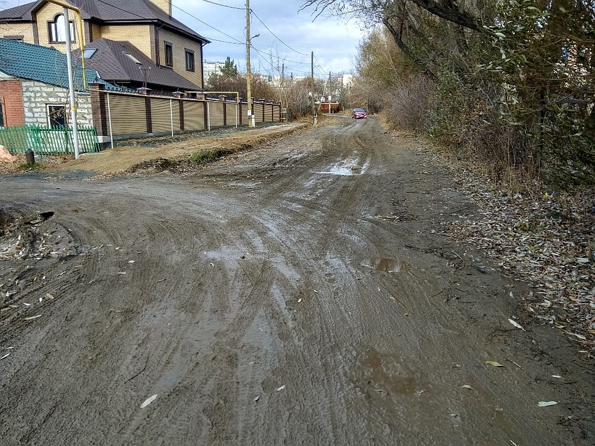 Люди вынуждены идти по грязи. Фото: местные жители.