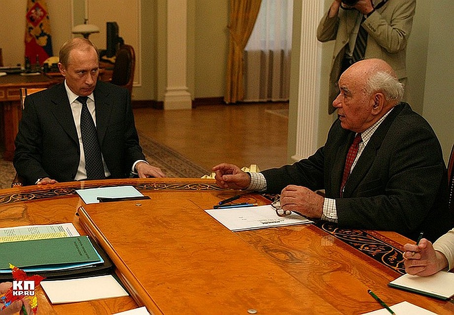 Владимир Путин и обозреватель "Комсомолки" Василий Песков на встрече в Ново-Огарево Фото: Анатолий ЖДАНОВ