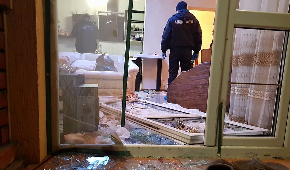 Банда вломилась с заднего двора - разбила кирпичом стеклянную дверь. Фото: Следственный комитет.