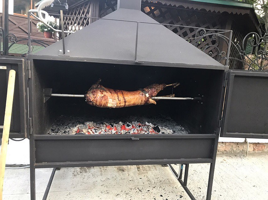 Мясо для торжества готовят на огне. Фото: Леонид Пантелкин/VK