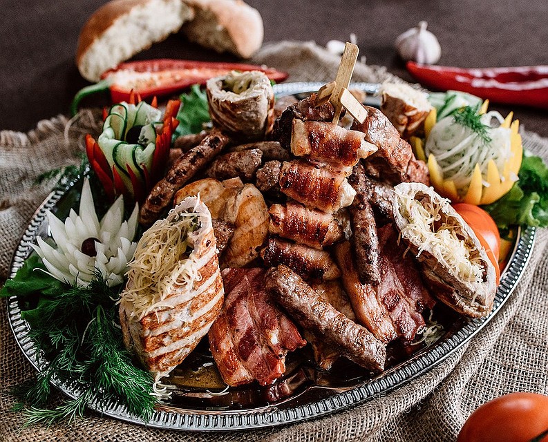 Мясное ассорти - главное банкетное блюдо. Фото: сайт ресторана сербской кухни"Балкан Гриль"