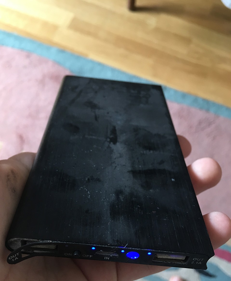 Power Bank, который лежал рядом с наушниками, тоже пострадал. Фото: личный архив героя публикации