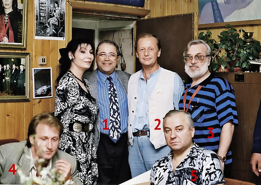 В гостях у Джуны. 1. Евгений Петросян. 2. Михаил Задорнов. 3. Арт-директор Евгений Полонский. 4. Сергей, помощник и охранник целительницы. 5. Полковник Александр Сидоров. Фото: Личный архив Валерия Камшилова