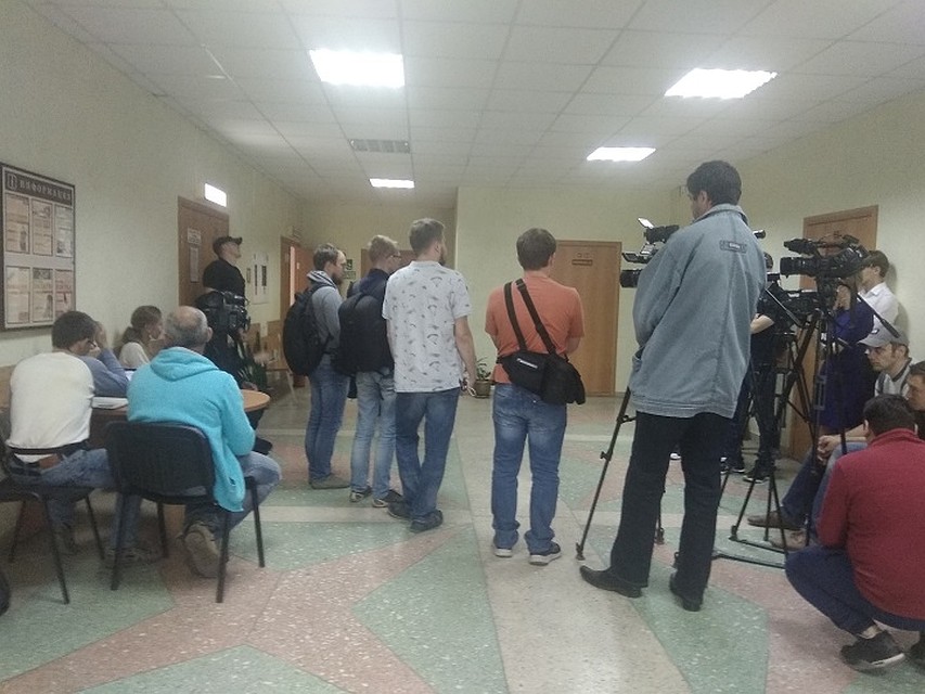 В коридоре собрались местные журналисты, родня убитого находится в отдельной комнате Фото: Елена БЛАГИНИНА