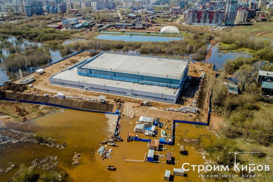 Весной вокруг манежа разлилась вода. Фото Строим Киров