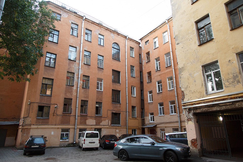В этом доме в центре Петербурга живет Антон из банды АУЕ. Его друзья часто бывают здесь Фото: Александр ГЛУЗ