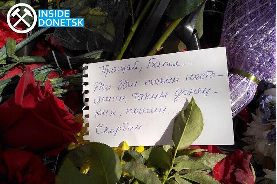 Люди со всего города несут цветы и записки к месту трагедии. Фото: Inside Donetsk