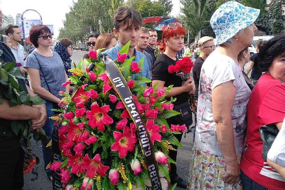 Деки возложил венок от братского сербского народа. Фото: Inside Donetsk