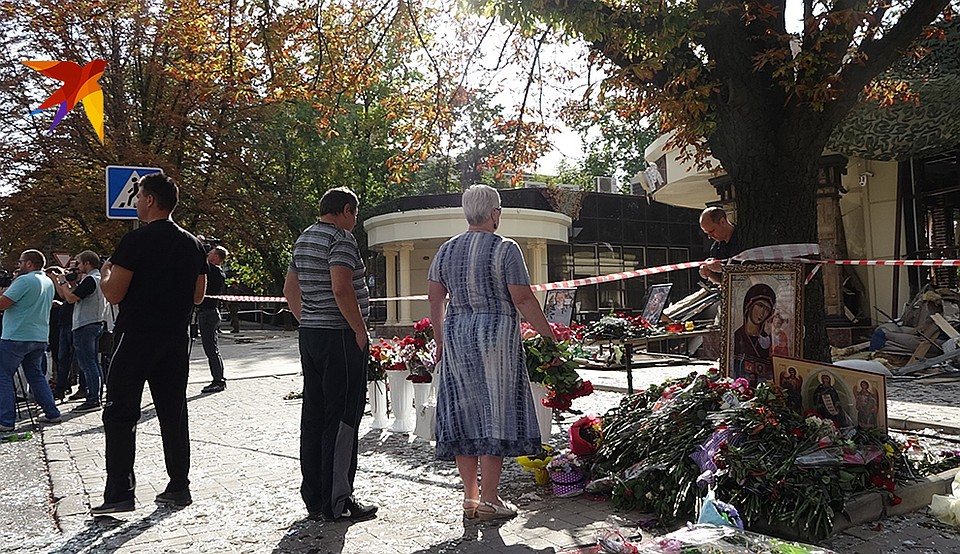 К кафе «Сепар», где оборвалась жизнь главы ДНР, люди продолжают нести цветы и иконы Фото: Дмитрий СТЕШИН