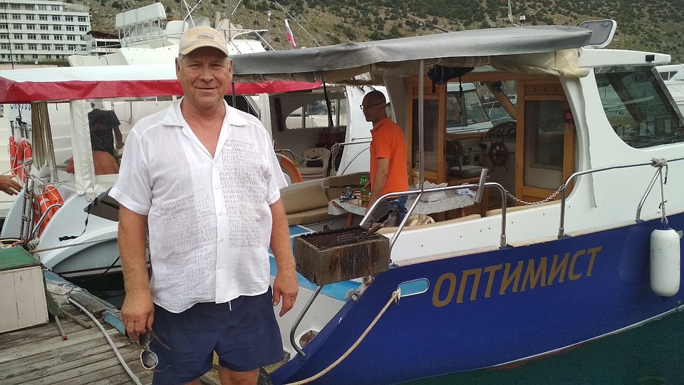 Николай Воронов уже лет десять, как капитан моторной яхты «Оптимист»