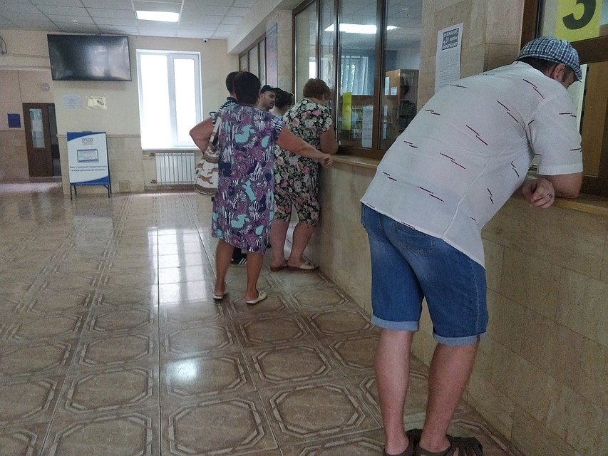 В регистратуре лишь несколько человек Фото: Надежда ДАЦЮК