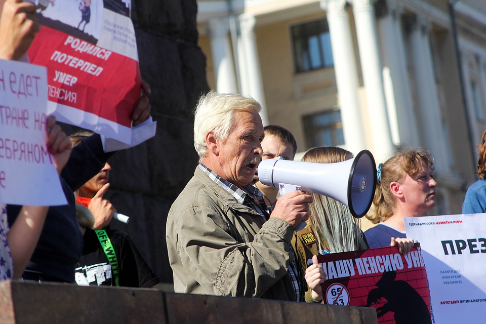 Старое поколение так же высказывалось во время митинга Фото: Александр ВАСИЛЬЕВ