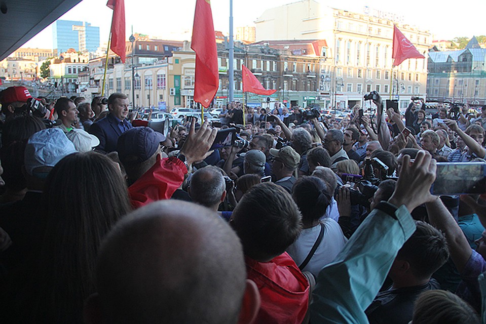 На митинг в центре Владивостока собралось около тысячи человек Фото: Александр ВАСИЛЬЕВ