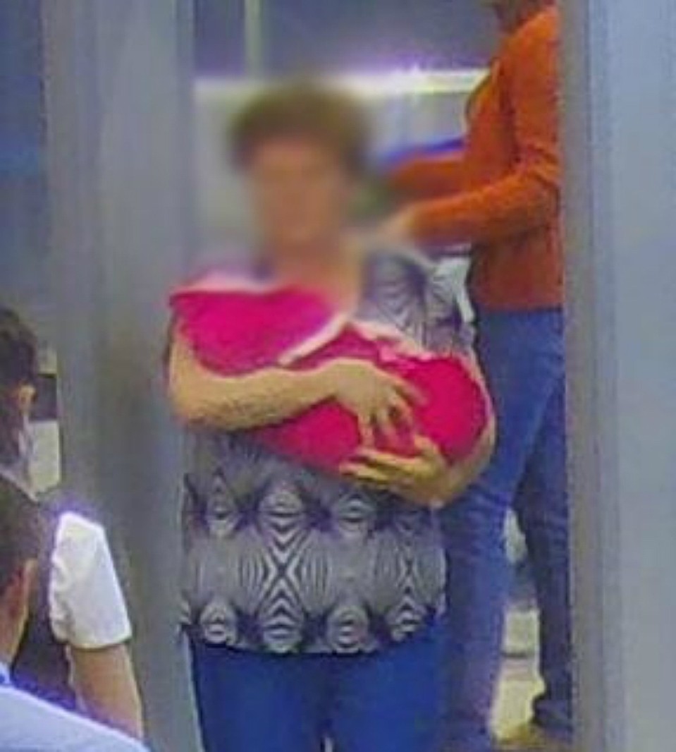 Жительница Санкт-Петербурга с чужим ребенком попала на запись камеры видеонаблюдение омского аэропорта. Фото: Западно-Сибирская транспортная прокуратура