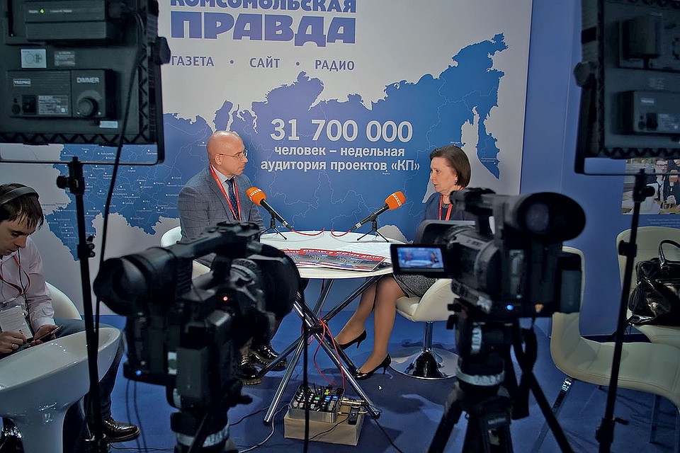На площадке мобильной студии «КП» журналисты общаются со спикерами, создавая 100 – 120 сюжетов с участием VIP-гостей форума, – заявления расходятся по всем медиаканалам