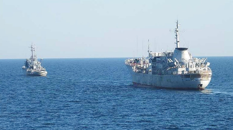 Целых два корабля ВМСУ, похоже, последнее, что осталось на плаву из крупнотоннажных кораблей, огибают сейчас Крым. Фото: Пресс-служба Погрануправления ФСБ России