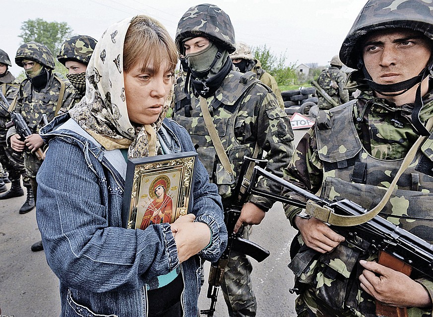 В 2014 году мирное население Донбасса пыталось остановить украинские войска словом. Сегодня мало кто решается открыто высказывать свое отношение к ВСУ. Фото: AFP/EAST NEWS