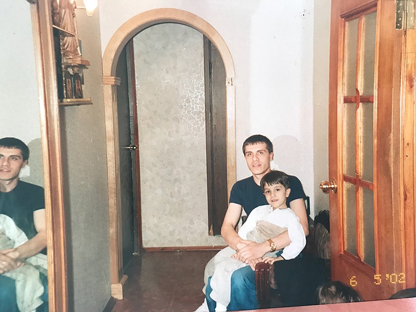 Квартира Михаила Хачатуряна в 2002 году. В этом углу еще нет никаких икон Фото: Личный архив