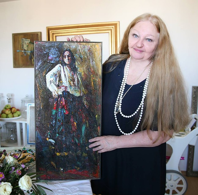 Светлана Бодюл с картиной Г.Лисицы