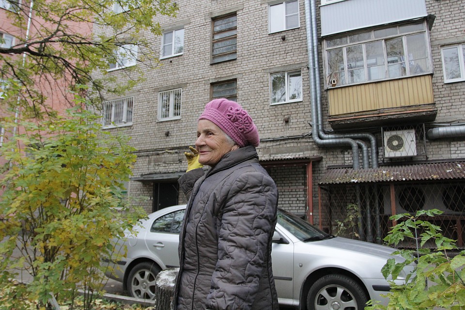 Солженицин лучше, чем серая стена - считает местная жительница Фото: Игорь ДОКУЧАЕВ