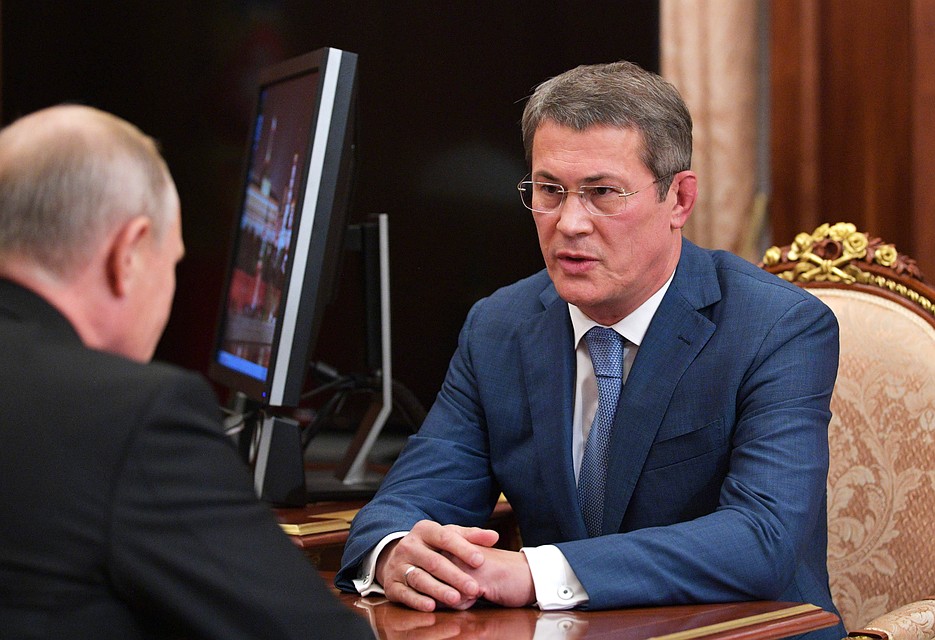Радий Хабиров, назначенный временно исполняющим обязанности главы республики Башкортостан, во время встречи с президентом РФ Владимиром Путиным в Кремле. ФОТО Алексей Дружинин/пресс-служба президента РФ/ТАСС