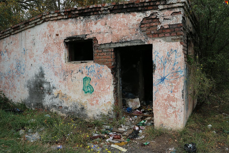Старые общественные туалеты на стадионе стали ночлежками для бомжей Фото: Анастасия ЖУКОВА