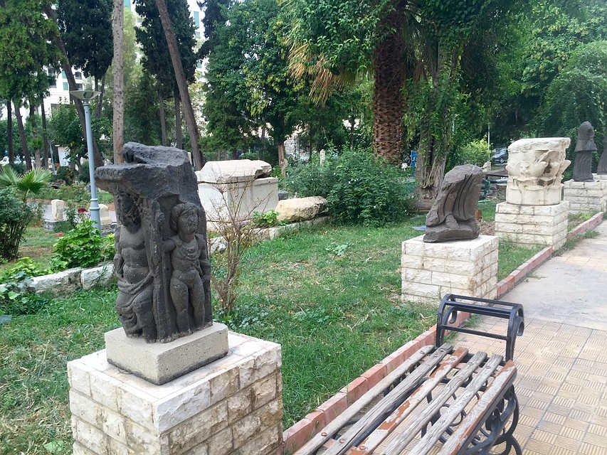 Живописный садик с античными скульптурами и цветниками у Национального музея Дамаска Фото: Елена ЧИНКОВА