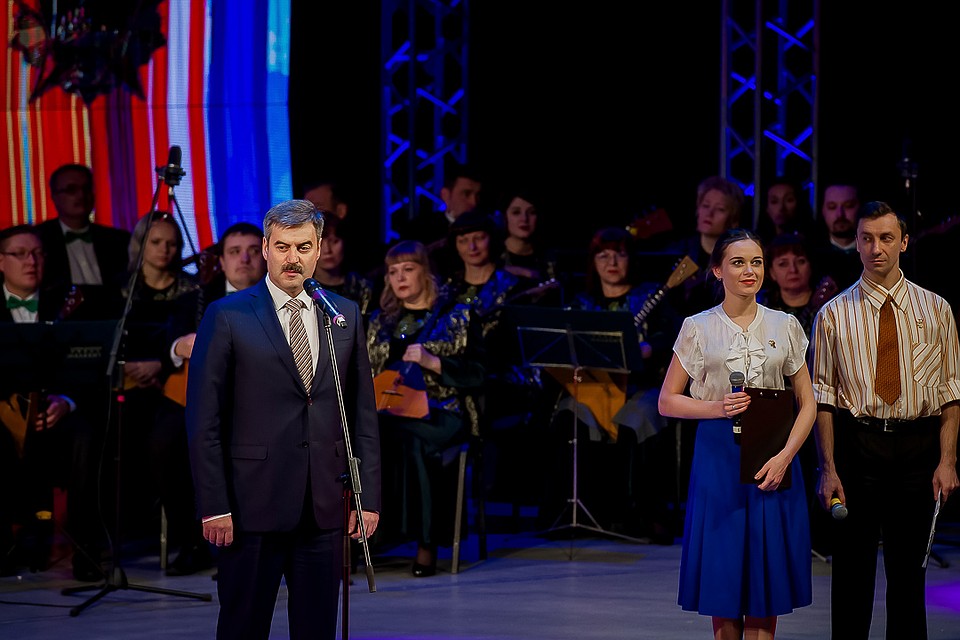 Первый вице-губернатор Евгений Редин поздравил комсомольцев от имени главы региона. Фото: Валерий ЗВОНАРЕВ