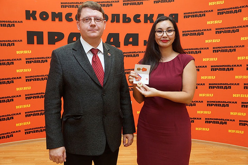 Первый секретарь Самарского обкома КПРФ Алексей Лескин торжественно вручил редакции орден. Фото: Светлана МАКОВЕЕВА