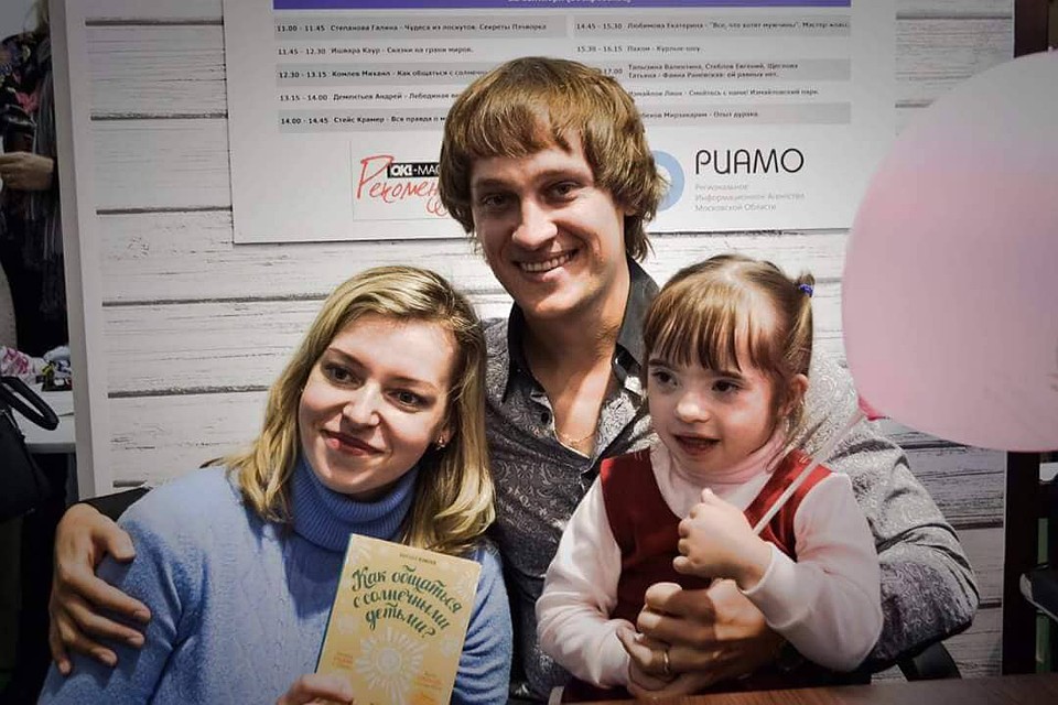 Светлана Рашванд с дочкой Аней на презентации книги Михаила Комлева в Москве