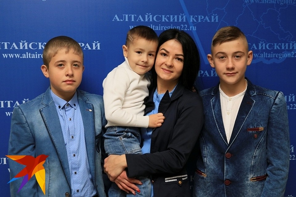 Дмитрий Немчинов и Максим Аксенов со спасенным 5-летним Олегом и его мамой Фото: Олег УКЛАДОВ
