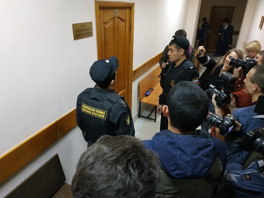 Суд проходил за закрытыми дверями