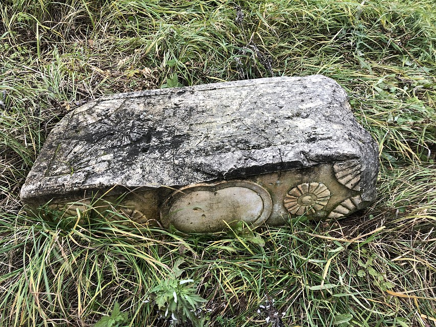 В разрушенном храме нашли мощи святых. И повсюду множетсво старинных плит на местах захоронений священников. Фото: Валерий ФЕДЯЕВ
