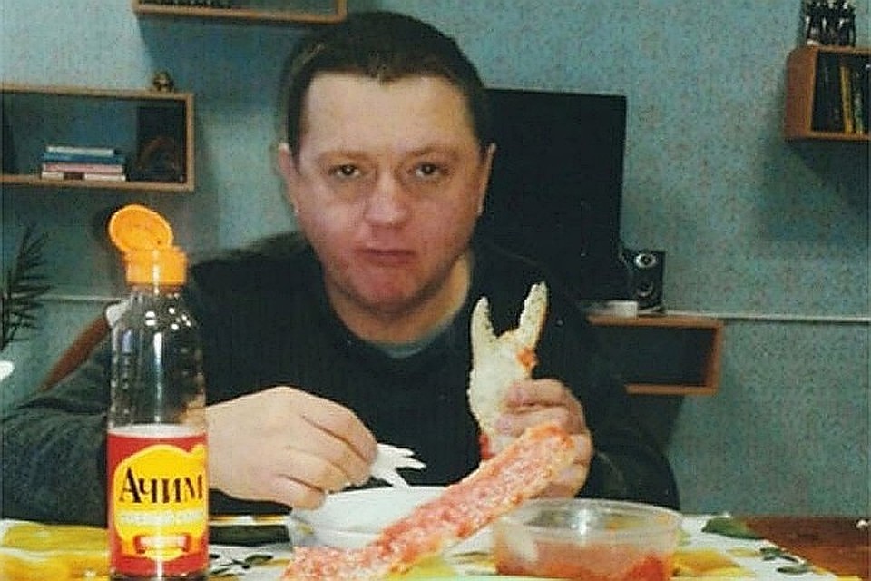Вячеслав Цеповяз ест в колонии красную икру и крабов
