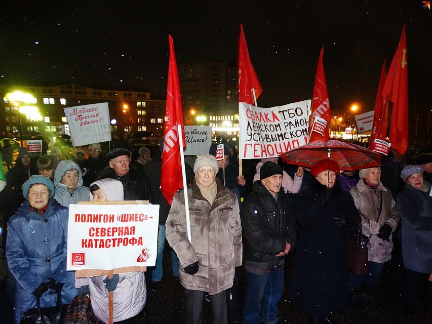 Надписи на плакатах были простыми Фото: Дарья ЮДИНА