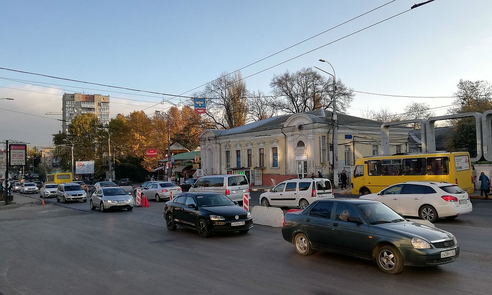 Дорога на работу утром и с работы вечером стала в два раза длиннее. Фото: Анастасия КУРДЮКОВА