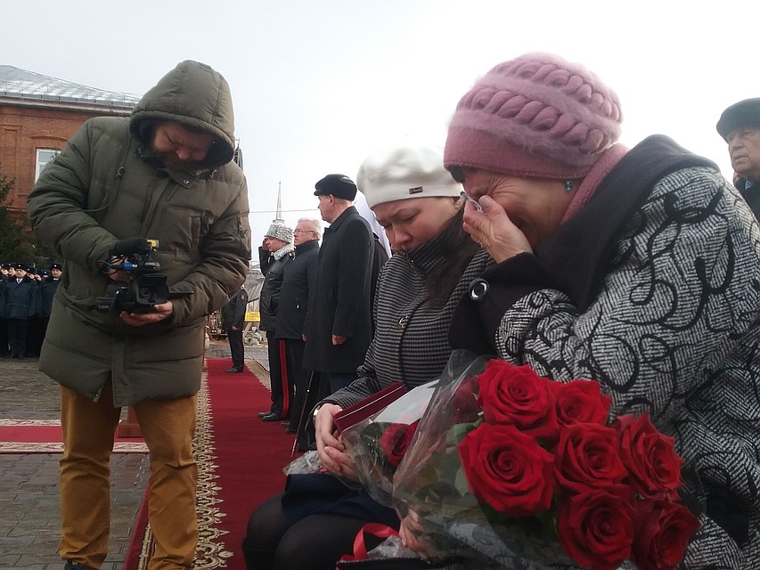 Наталья Сумина, мать героя, не может сдержать слез Фото: Надежда ИЛЬЧЕНКО